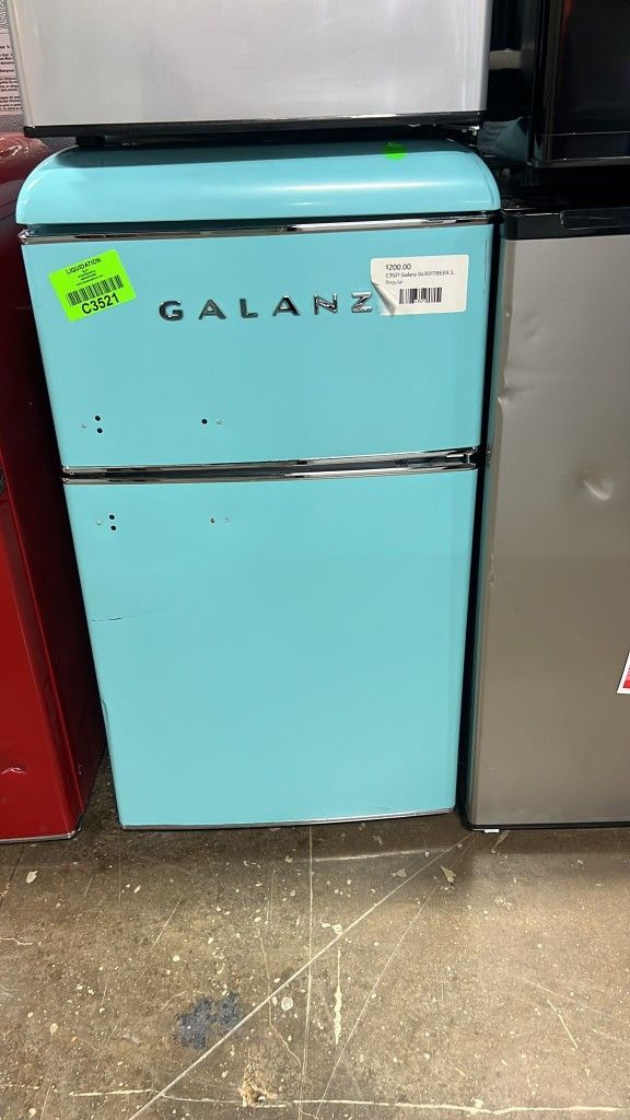 Galanz GLR31TBEER 3.1 cu. ft. Retro Mini Fridge for Sale in San Antonio