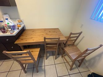 Dinner table with 4 chairs