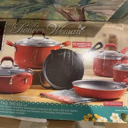 Pioneer Woman 10-Piece Cookware Set – NEW (open