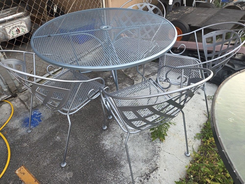 Just Like New Condition Metal Table With 4
