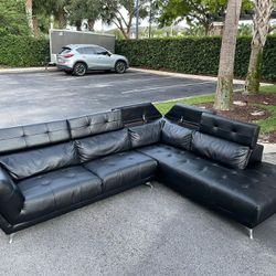 Sofa/Couch Sectional - Black - Leather - Delivery Available 🚚