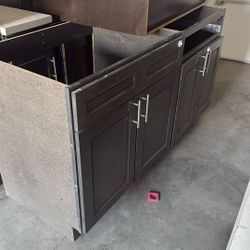 Kitche. Cabinets 