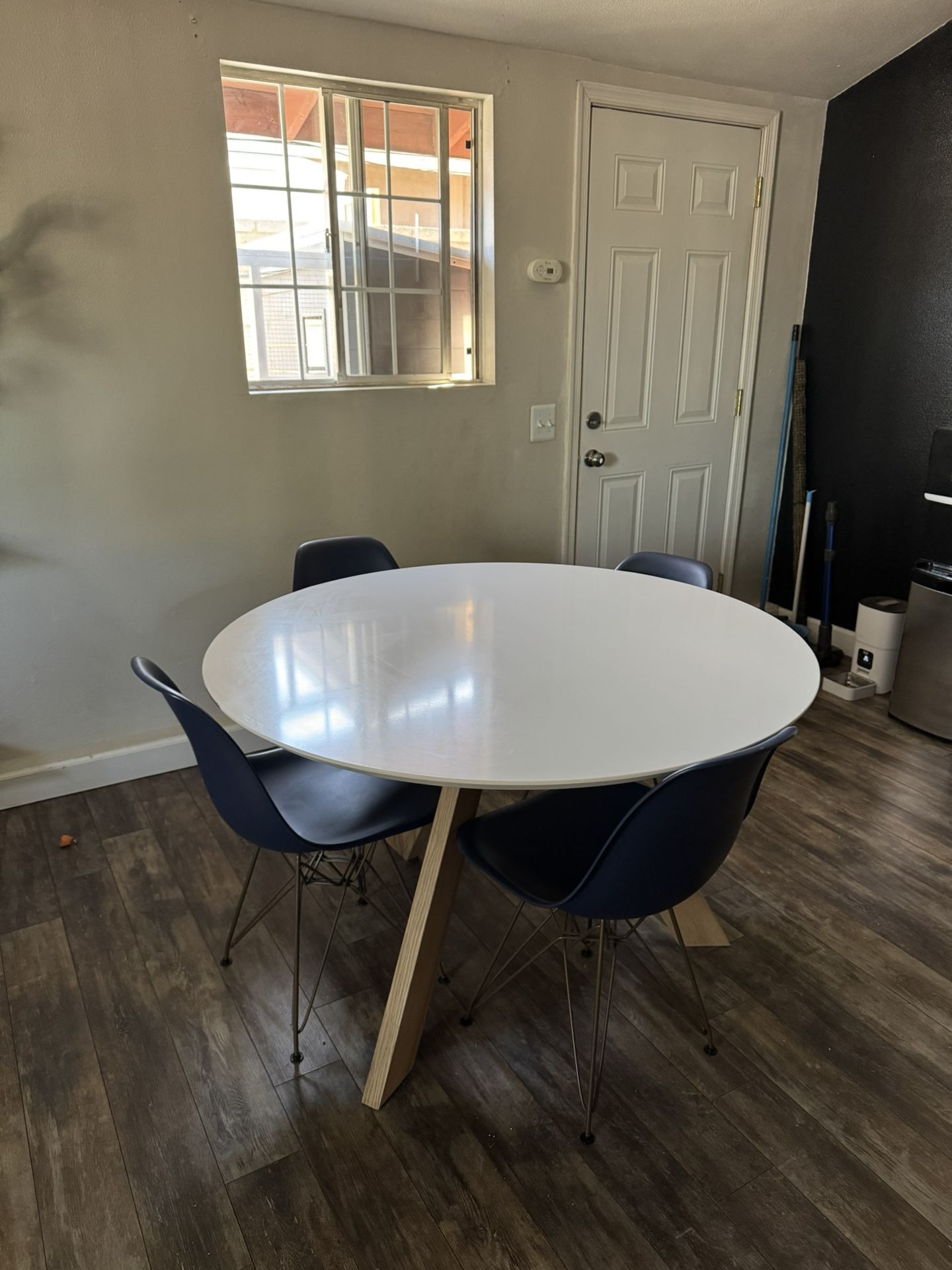 Round Dining Table with Chairs