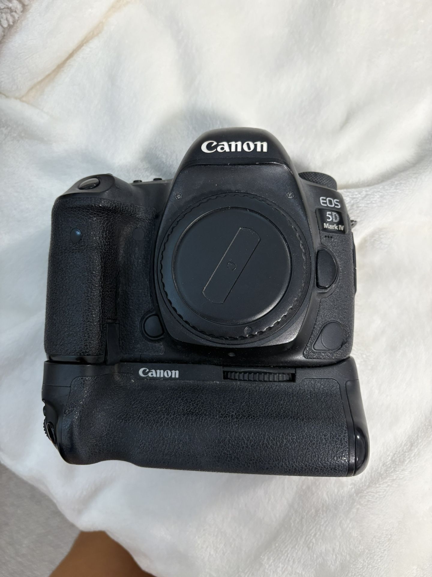 Canon 5D Mark IV With battery Pack