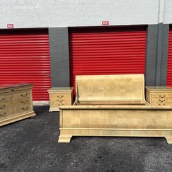 HENREDON KING BEDROOM SET/ BED / NIGHTSTANDS/ DRESSER/ IN GREAT CONDITION/ DELIVERY NEGOTIABLE