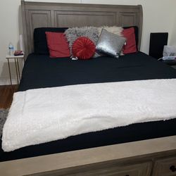 Dresser And King Size Bed With 2 Drawer Storage 