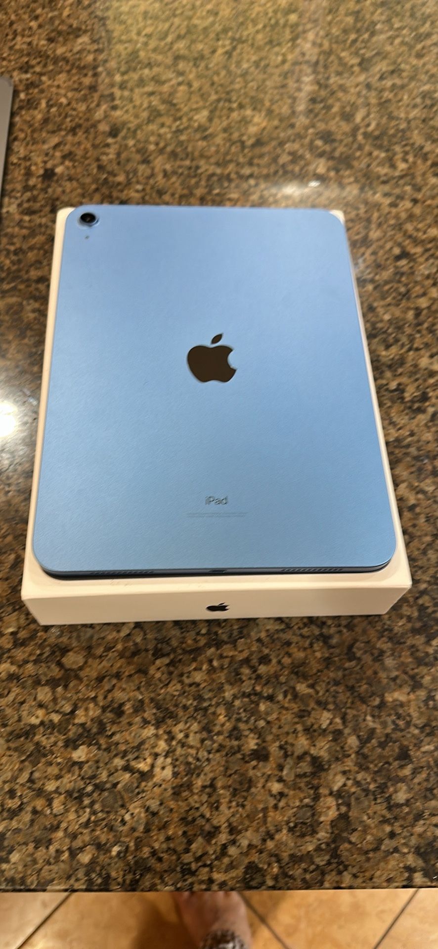 Apple ipad 10 th gen wifi with keyboard case and screen protector