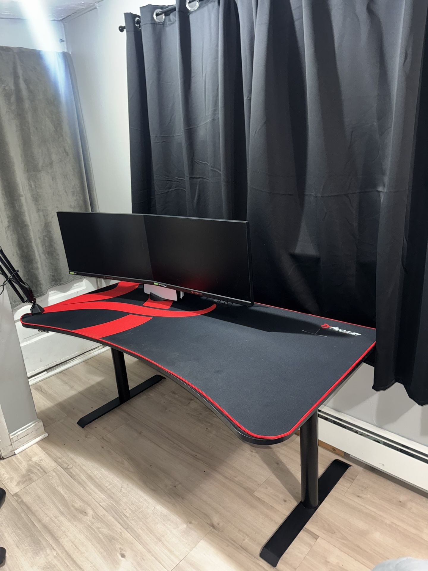 Arozzi Gaming Desk