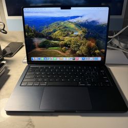 2024 13” MacBook Air M3 Chip 8GB Ram 256SSD! We offer financing! 90 day warranty!