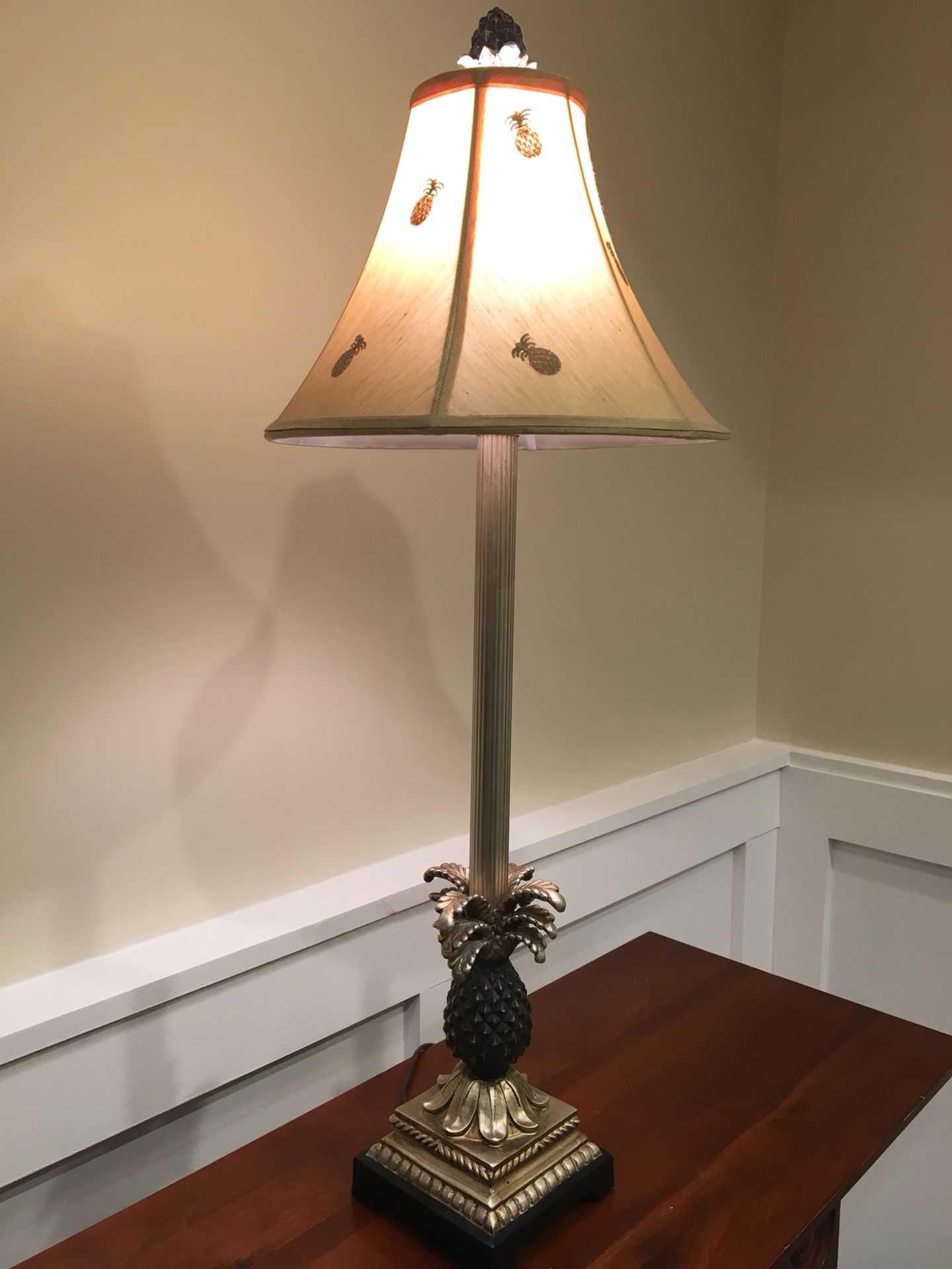 Fluted Pineapple Lamp w/Finial great condition