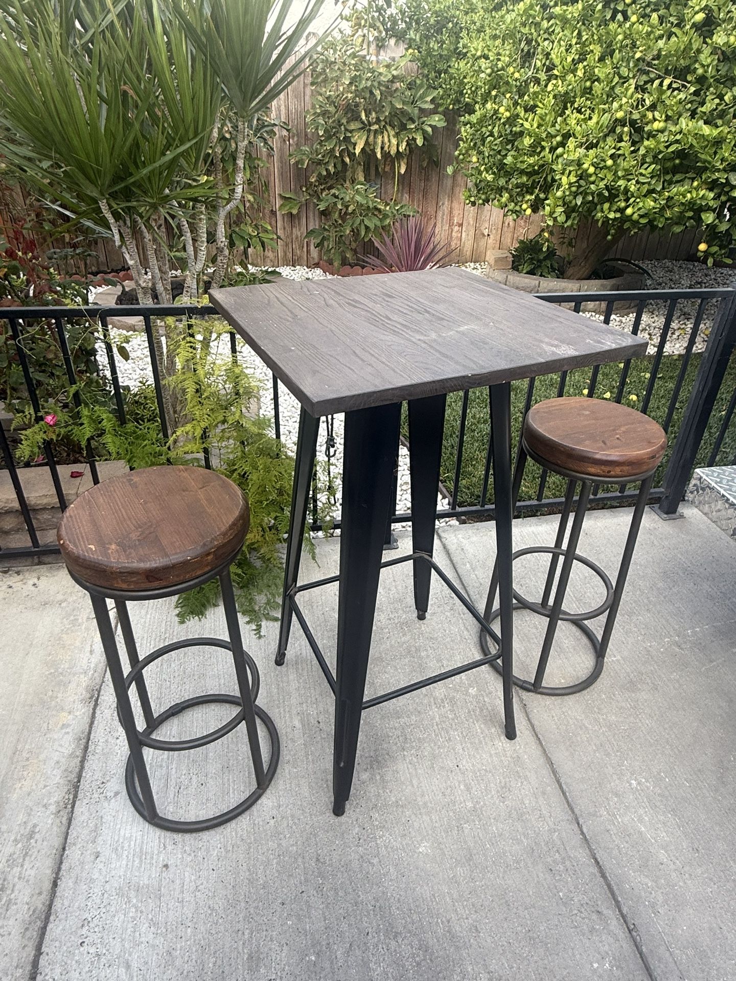Hightop table with Stools