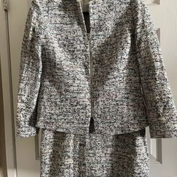 TAHARI Full suit of skirt and jacket Size  6