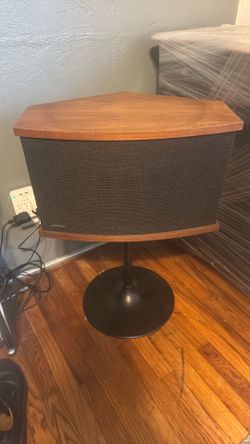 Bose 901 in pedestal works good