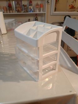 Organizador de maquillaje con tres cajones.