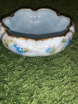Gorgeous small porcelain Bowl - Antique * white floral 15$ OBO