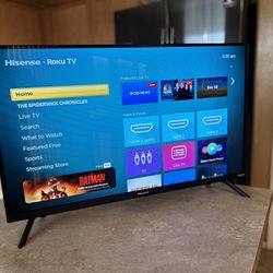  smart TV  32” roku UHD 4k  Hisense 