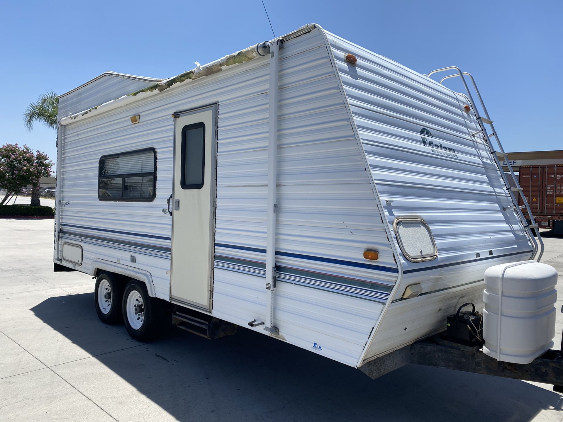 1998 Salem Forrest river toy hauler travel trailer 21ft