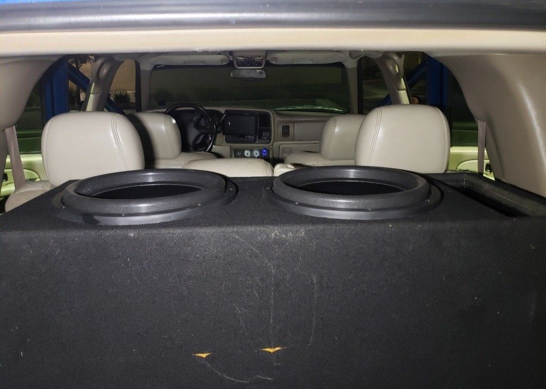 2 X 15" Soundqubed HDX3 4500 watt Subs Competition Grade Like New With Double Baffled Kerf Ported Enclosure Like New Condition