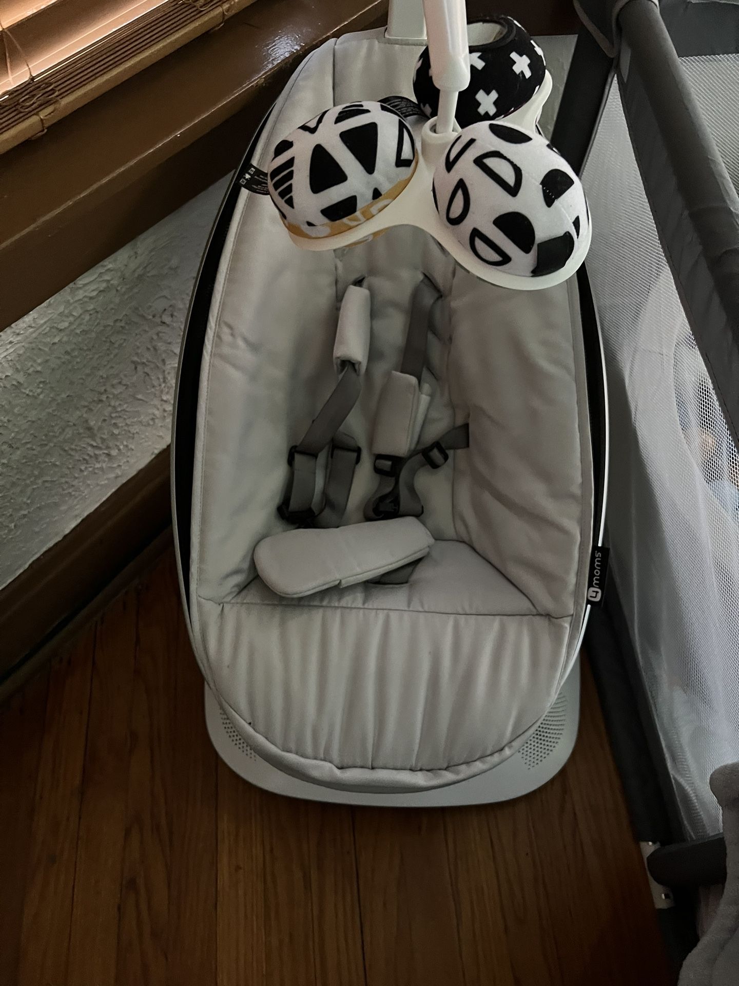 4moms mamaRoo Multi-Motion swing