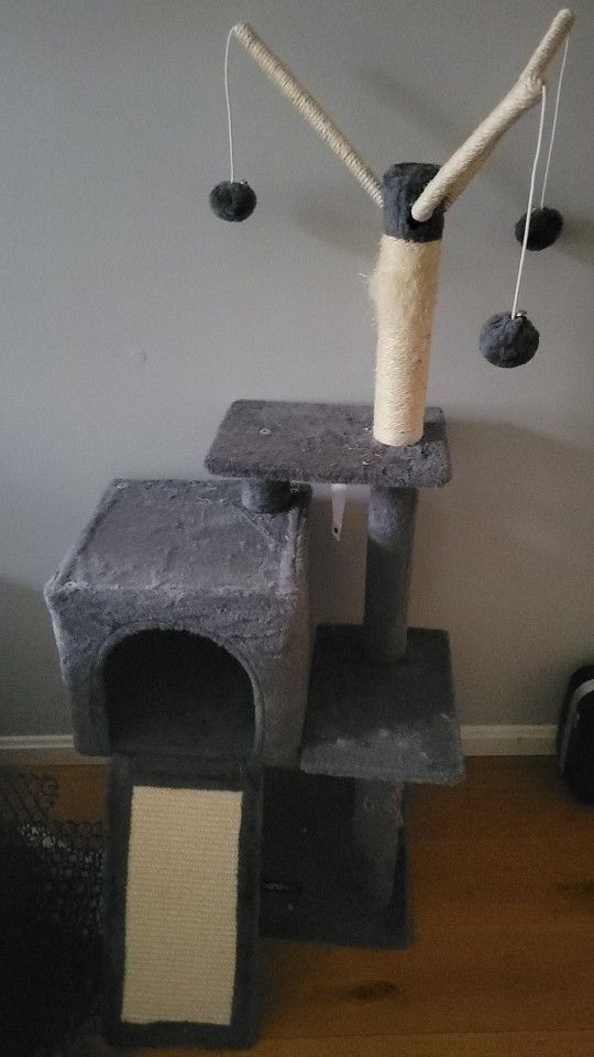 46.5" Like New Cat Tower