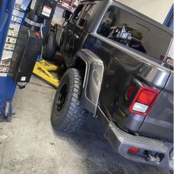 jeep gladiator 2.5 lift with 17" wheel tire package