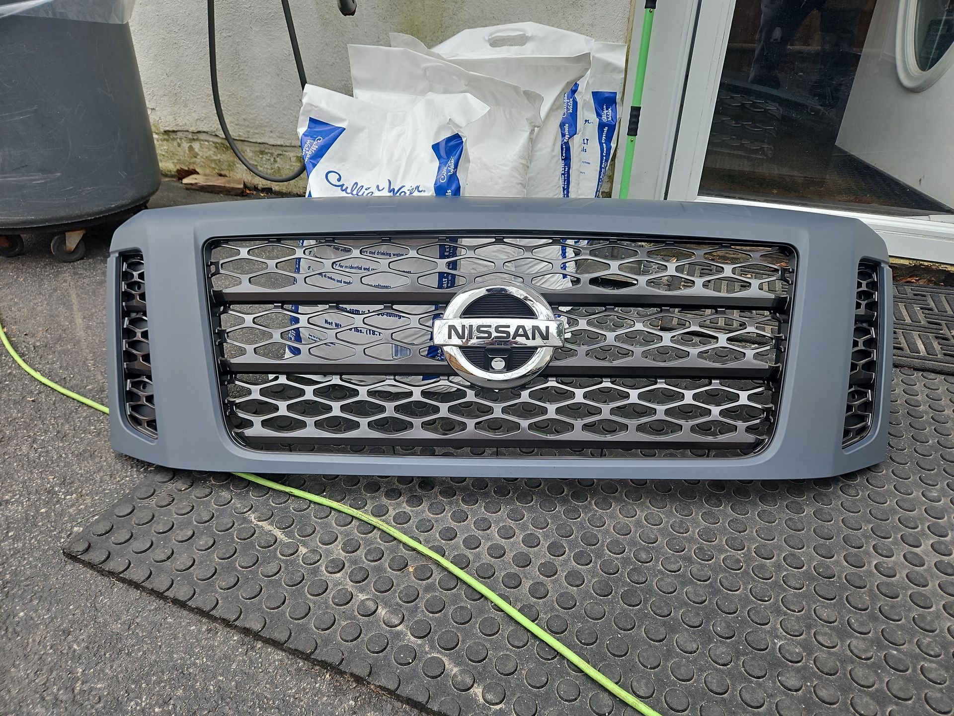 2017,18 nissan titan front grill not after market genuine nissan, o e front grill