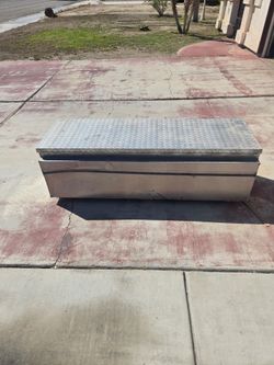 Truck bed toolbox