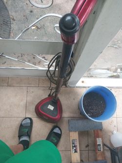 Pool vacuum scrubber
