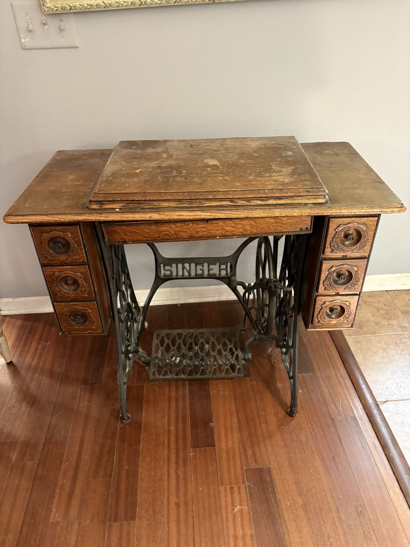 Antique singer Treadle , sewing table – Oak