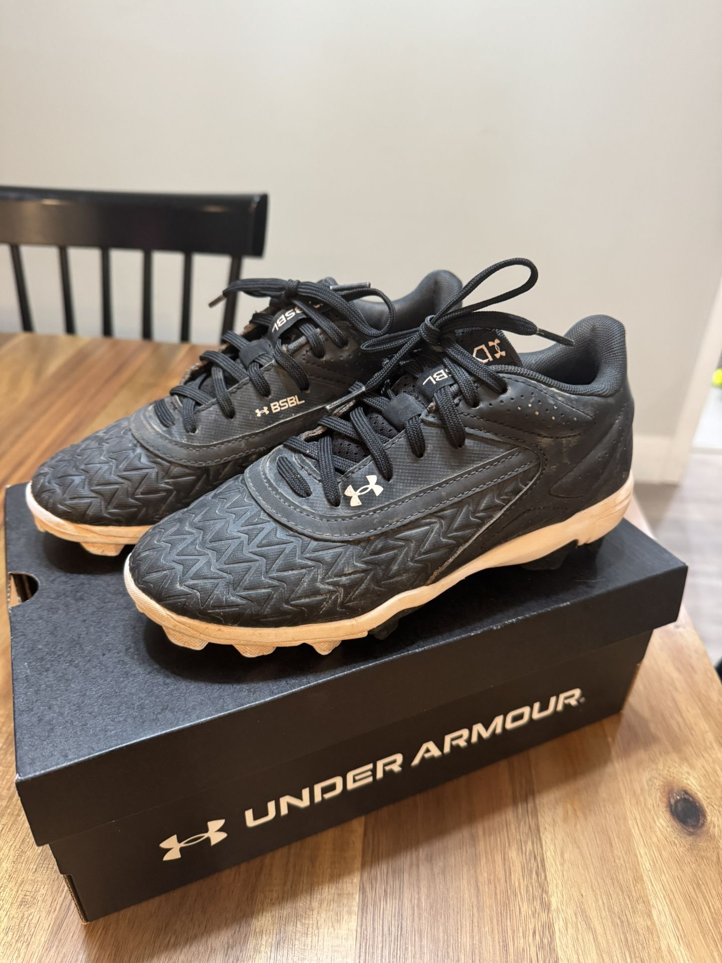 Under Armour Boys Cleats Size 3.5