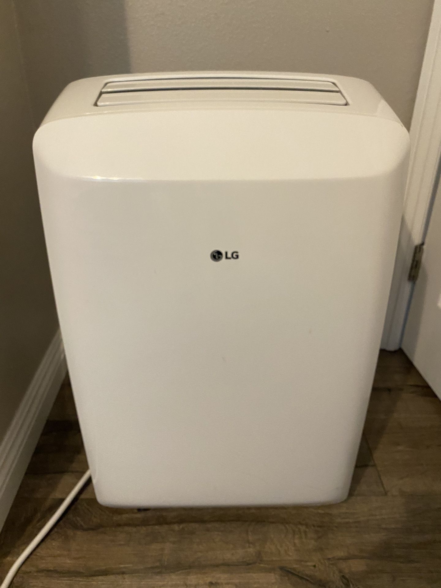 LG LP0817WSR Portable A/C With Dehumidifier Function