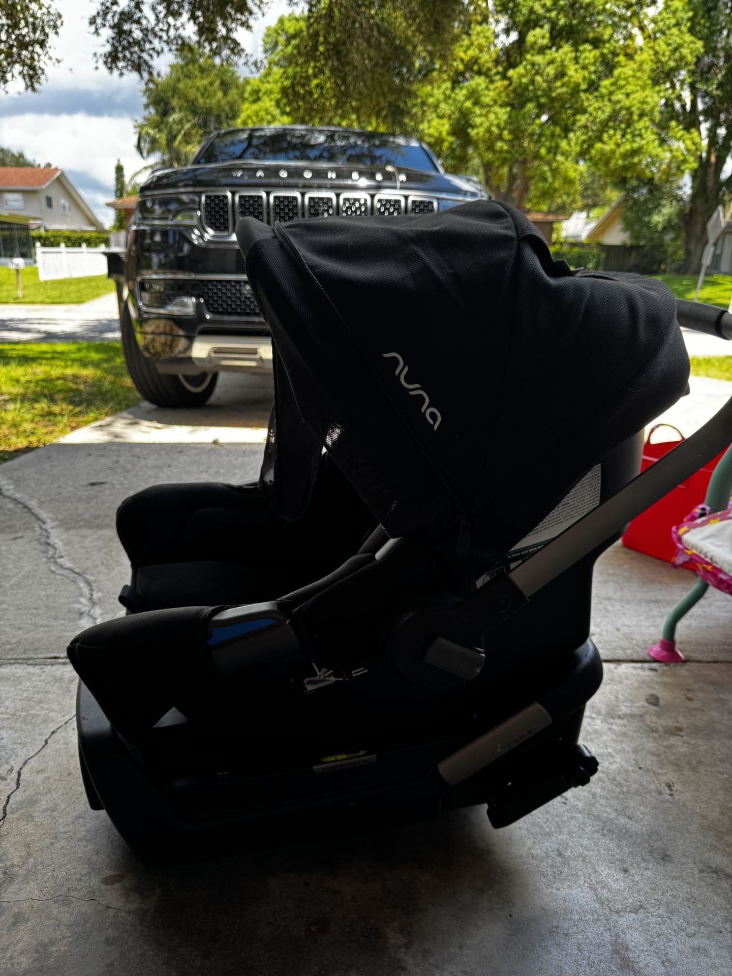 Nuna Car seat And Base 