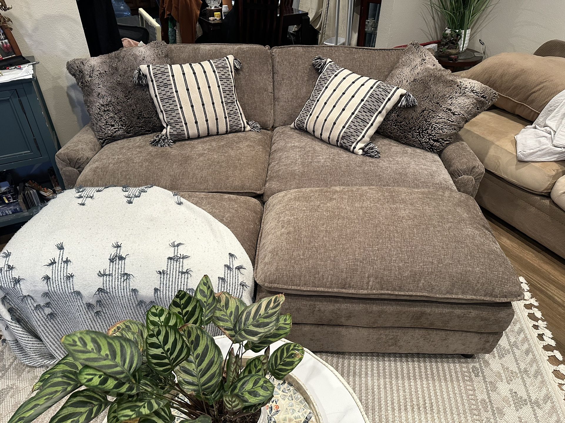 Oversized Sofa With 2 Ottomans