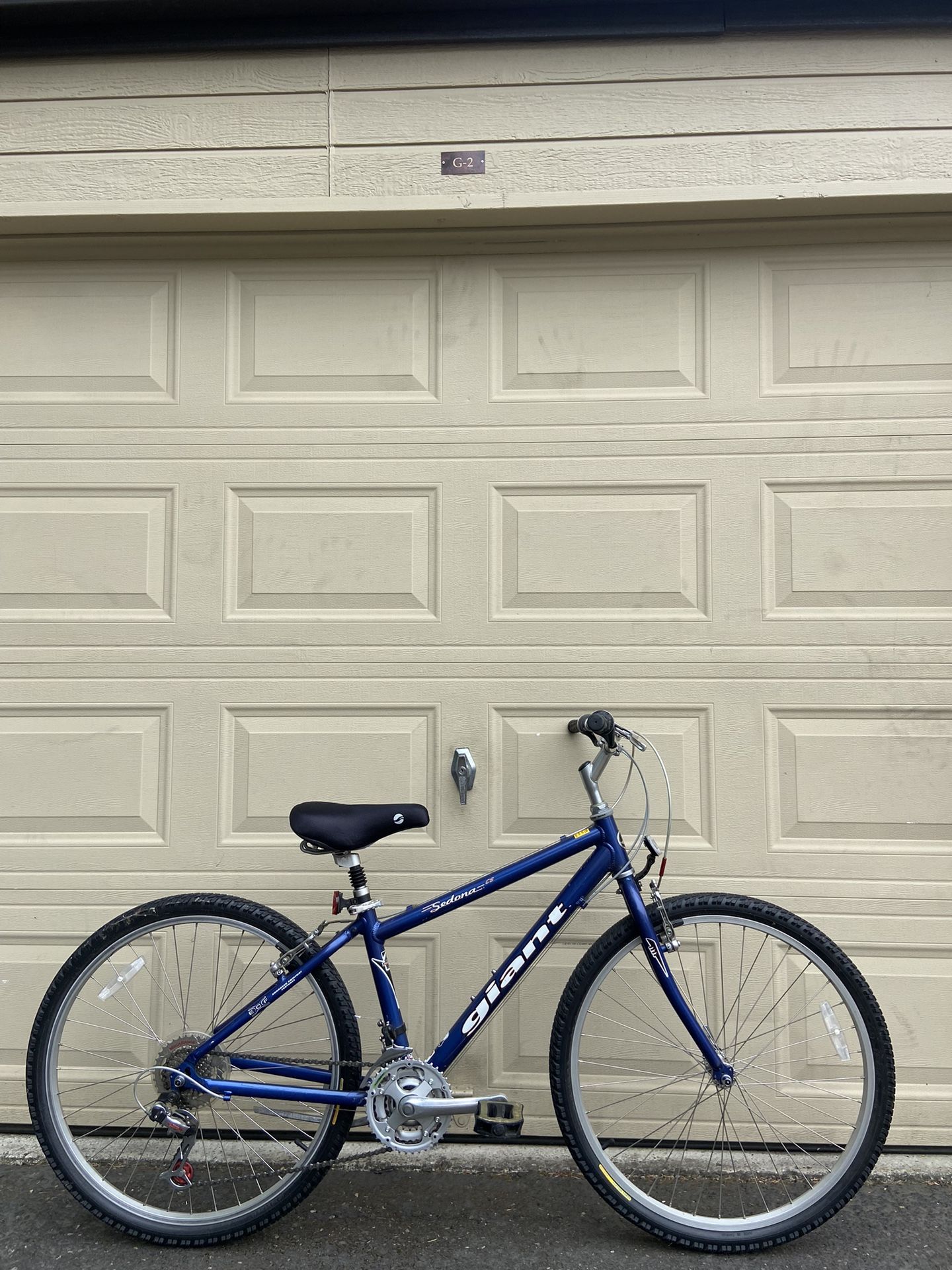 Giant Sedona Comfort Hybrid Bike – 21-Speed – 26” Wheels – XS 14.5” Frame Bicycle