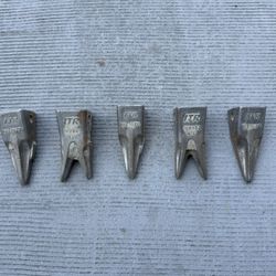 5 Excavator Bucket Tiger Teeth With Pins- Great Condition