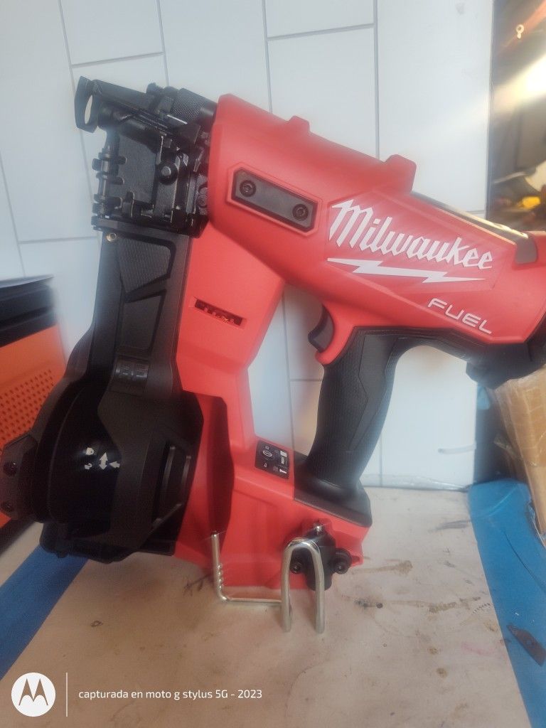 Milwaukee M18 Fuel 18 Volt Coil Roofing Nailer