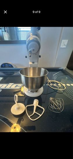 KitchenAid Classic Series 4.5 Quart Tilt-Head Stand Mixer like new