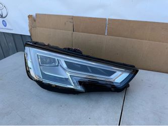 * Broken AUDI A4 -2017 2018 2019 Headlgiht headlamp right passenger side RH used original OEM