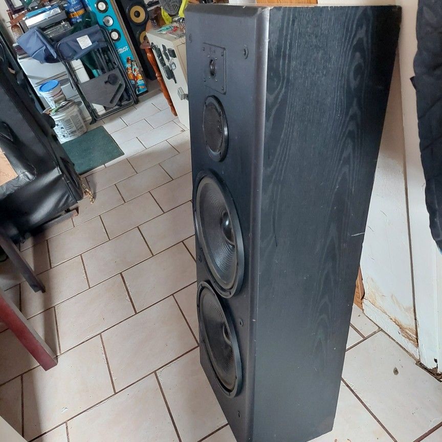 KLH tower speakers Only $50 Nice Speakers Good Price