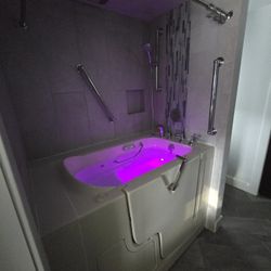 Brand New Walk In Bathtub, Jets, Air Jets, Inline Heater, And Suction Drain