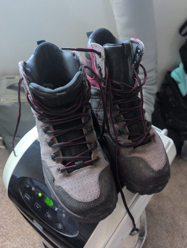 511 Hiking Boots