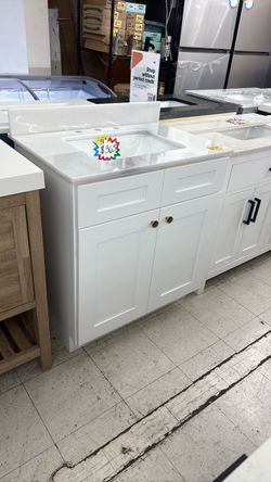 30” white shaker bathroom vanity