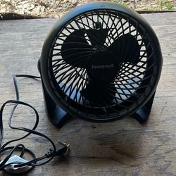 small 3 speed honeywell fan 15$