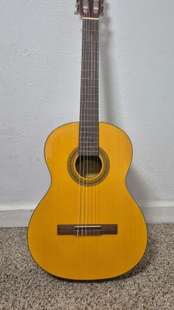 Lucero LC100 Classical Guitar