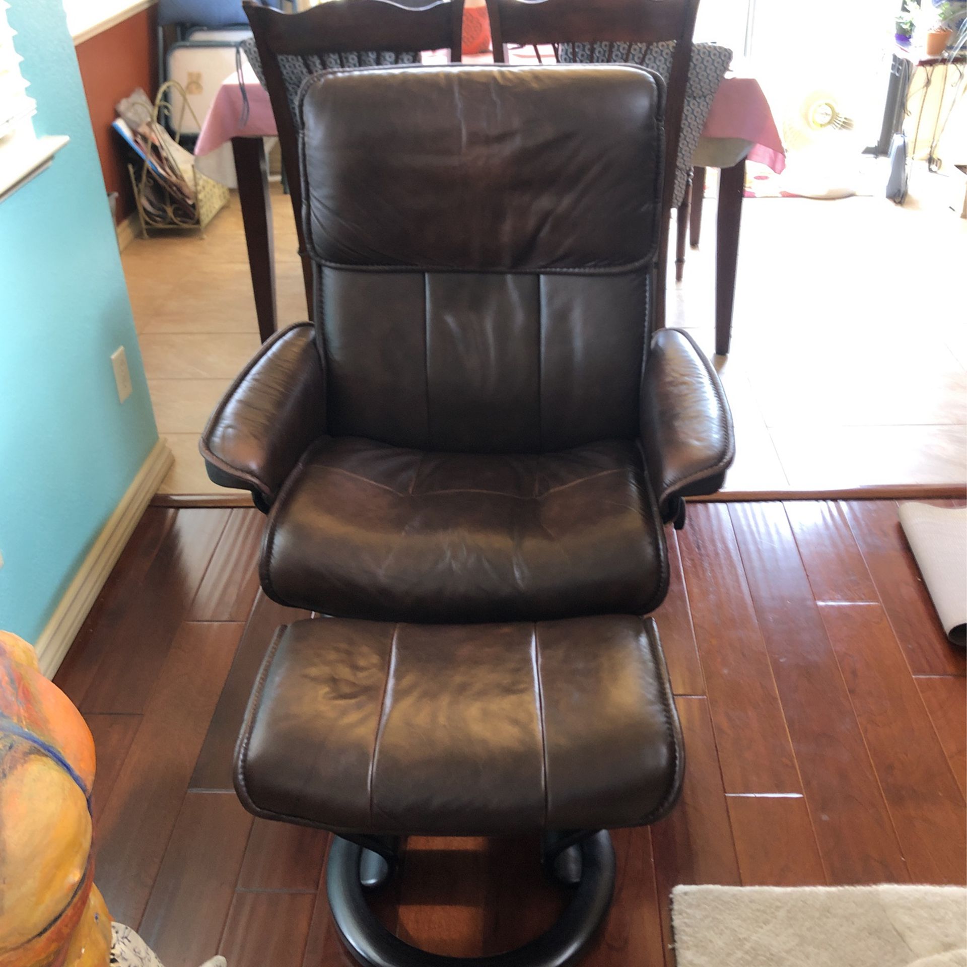 Reclining Stressless chair with ottoman