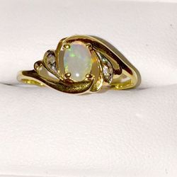 10K Yellow Gold Ring with Opal and diamonds, Size 7.5-8