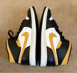 Air Jordan 1 Mid 'Black University Gold