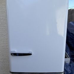 Retro Refrigerator with Bottom Freezer