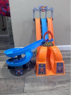 Fisher-Price Little People Hot Wheels Racing Loops Tower Toddler Vehicle Playset, 2 Cars