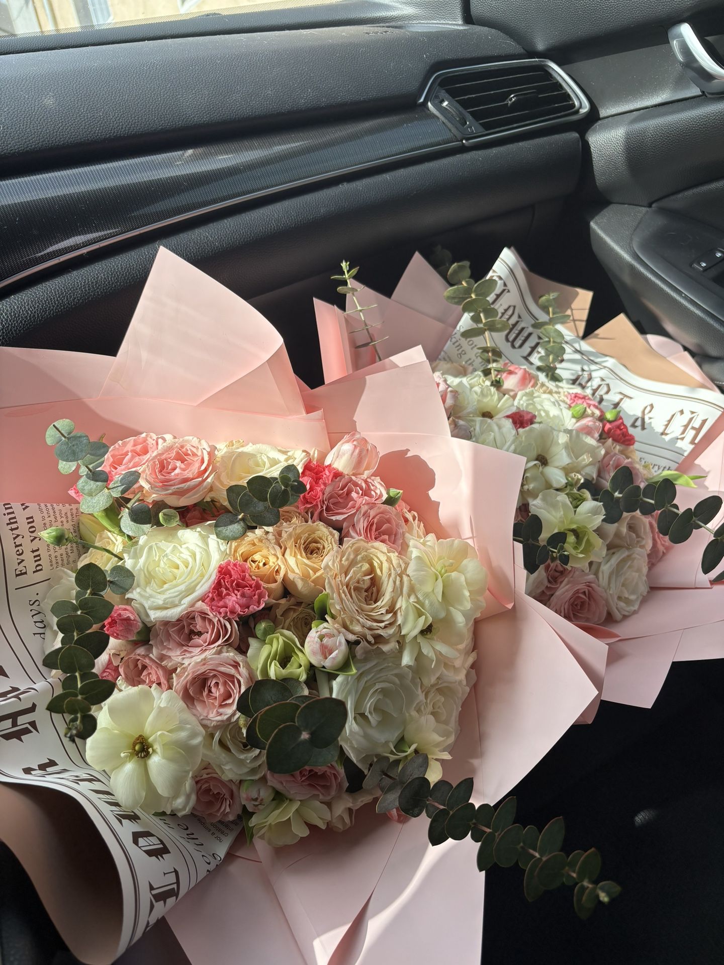 Floral Arrangements/ Flower Bouquets 